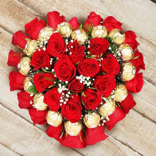 Delightful Heart Shaped Arrangement of Roses N Ferrero Rocher Chocolate Delightful Heart Shaped Arrangement of Roses N Ferrero Rocher Chocolate