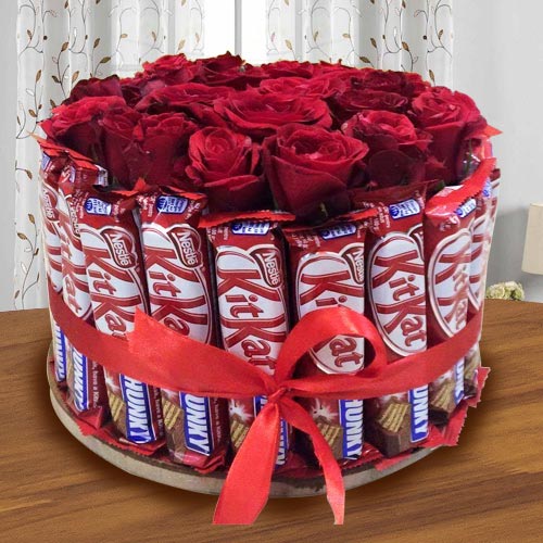 Delightful Arrangement of Kitkat with Red Roses Delightful Arrangement of Kitkat with Red Roses
