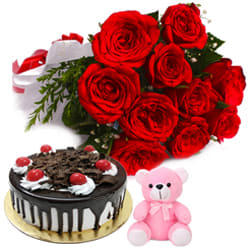 Pretty Hamper of Rose Bouquet N More Pretty Hamper of Rose Bouquet N More