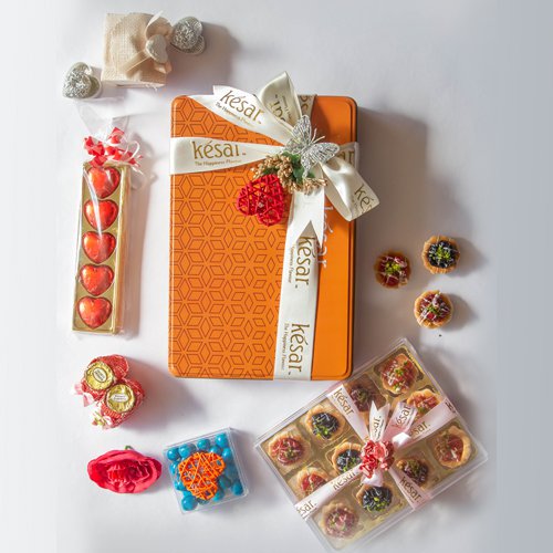 Exclusive Berrylicious Gift Hamper with Chocolate N Candle Exclusive Berrylicious Gift Hamper with Chocolate N Candle