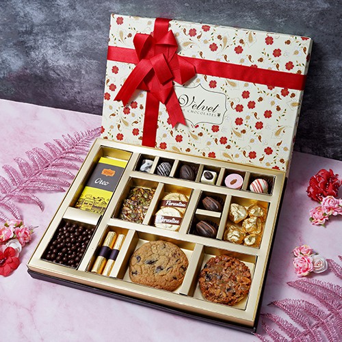 Delightful Moms Day Sweet Choco Treat Hamper	