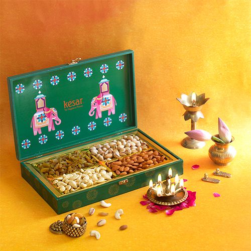 Delicious Nuts Assortment Box Delicious Nuts Assortment Box