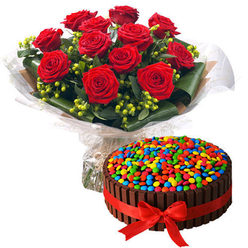 Gorgeous Bouquet of Red Roses with Kit Kat Cake Gorgeous Bouquet of Red Roses with Kit Kat Cake
