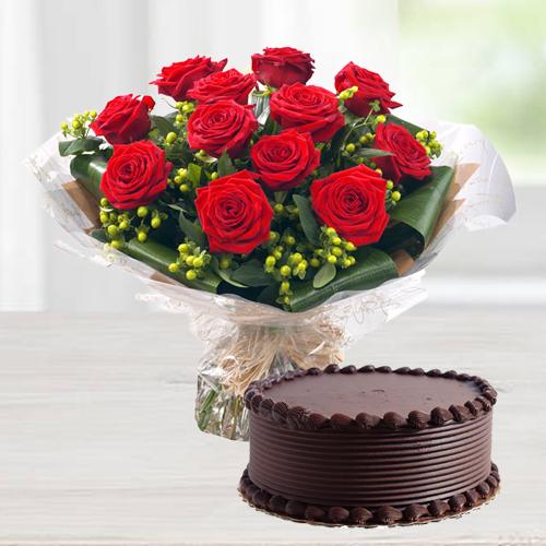 Adorable Red Roses in a Vase with divine Chocolate cake Adorable Red Roses in a Vase with divine Chocolate cake