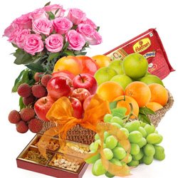 Mouth Watering Fresh Fruity Sweety Extravaganza with Rose Bouquet Mouth Watering Fresh Fruity Sweety Extravaganza with Rose Bouquet