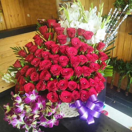 Wonderful Arrangement of Roses Orchids N Tube Roses Wonderful Arrangement of Roses Orchids N Tube Roses