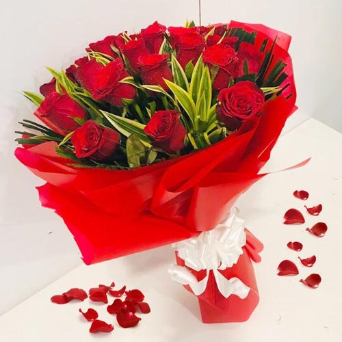 Stunning Bouquet of Red Roses Stunning Bouquet of Red Roses