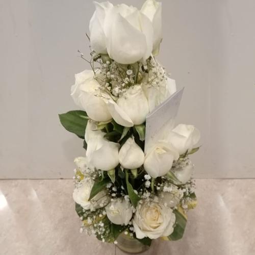 Classic Arrangement of White Roses in Glass Vase Classic Arrangement of White Roses in Glass Vase