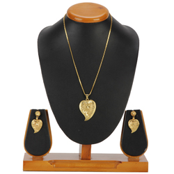 Traditional Heart Framed Gold Tone Metal Earrings and Pendant Set Traditional Heart Framed Gold Tone Metal Earrings and Pendant Set