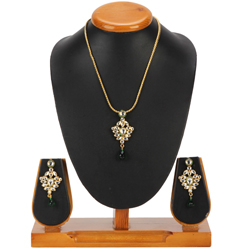 Lovely Nistha Kundan Pendant and Earrings Set from Avon Lovely Nistha Kundan Pendant and Earrings Set from Avon