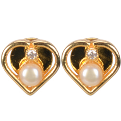 Dazzling Heart Shaped Pearl and American Diamond Pair of Earrings Dazzling Heart Shaped Pearl and American Diamond Pair of Earrings