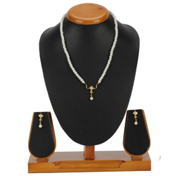 Fashionable Pearl Pendant Set with Earrings Fashionable Pearl Pendant Set with Earrings