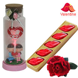 Wonder of Love Jar with a 5 pcs Lip Shaped Hand Made Chocolate & a Free Velvet Rose Wonder of Love Jar with a 5 pcs Lip Shaped Hand Made Chocolate & a Free Velvet Rose