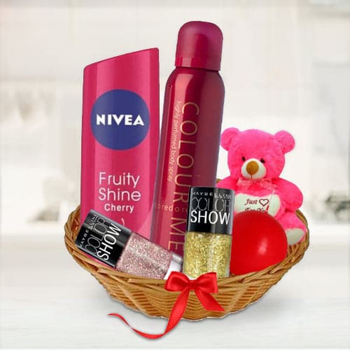 Adorable Ladies Beauty Care Gift Basket