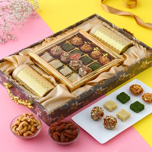 Delicious Assorted Mithai with Nutties Gift Combo Delicious Assorted Mithai with Nutties Gift Combo