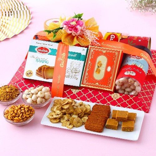 Yummy Assorted Treats with Sweets Hamper Yummy Assorted Treats with Sweets Hamper