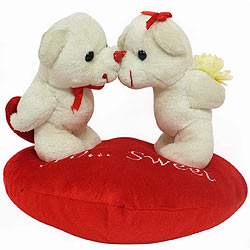 Wonderful Kissing Couple Teddy on Heart Shaped Cushion Wonderful Kissing Couple Teddy on Heart Shaped Cushion